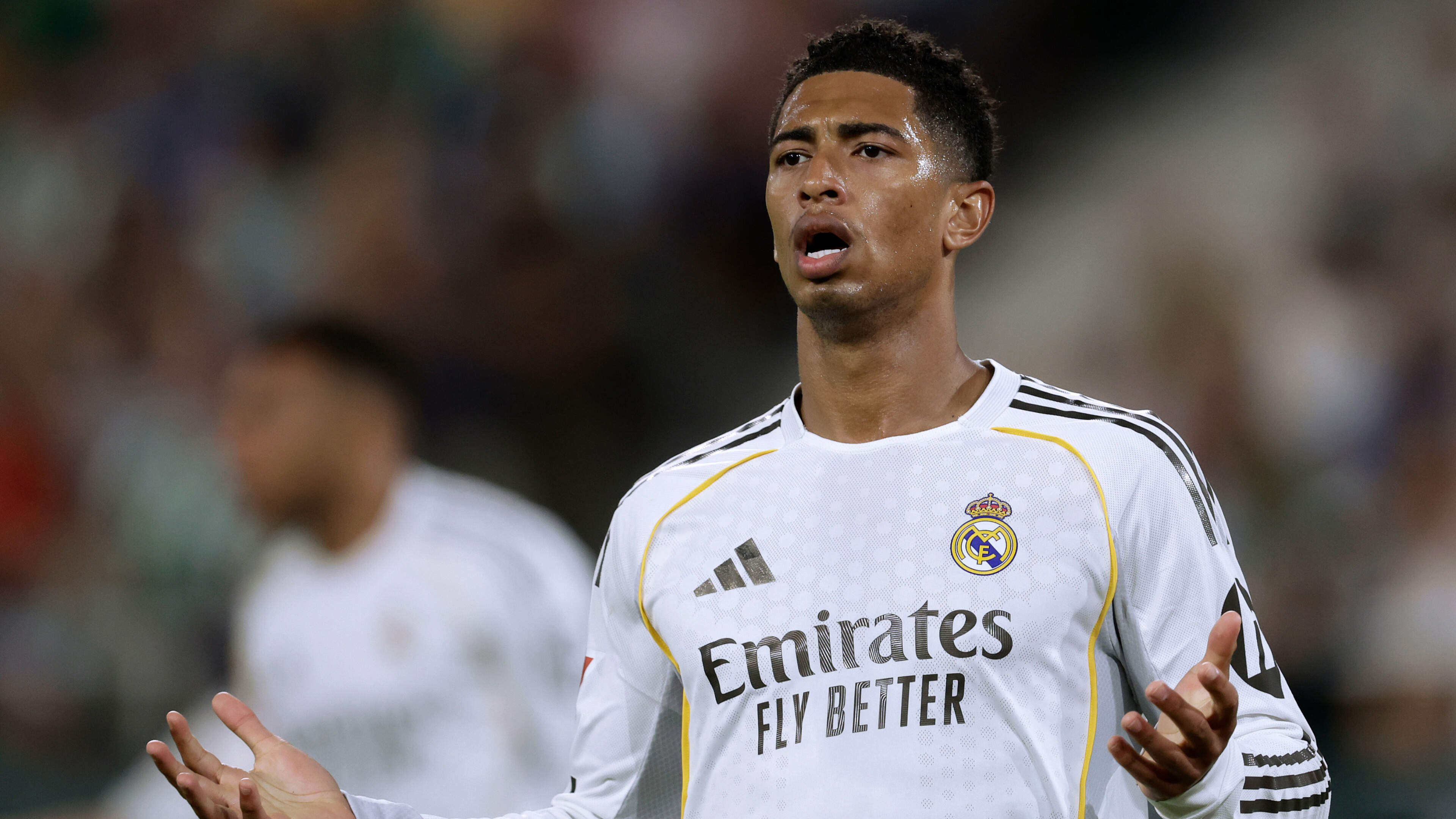 Fans opperen ingrijpen VAR na ’schaamteloze’ schwalbe Real Madrid-ster Jude Bellingham: ’Kijk eens hoe hij valt’